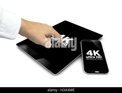 Gruppe von Touchscreen Geräten 4k ultra HD und eine Hand berühren des Bildschirms isoliert auf weißem Hintergrund. Alle Bildschirm-Grafiken sind ma Stockfoto