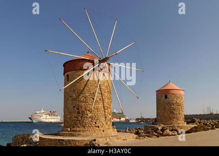 Alte Windmühlen am Hafen von Rhodos Stadt, Rhodos, Dodekanes Insel Gruppe, Griechenland. Stockfoto