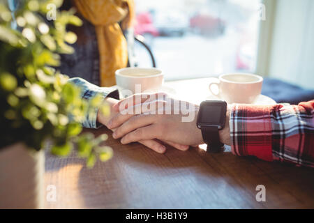 Nahaufnahme von paar Hand in Hand im café Stockfoto