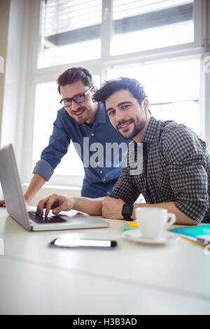 Portrait von Foto-Editoren mit laptop Stockfoto