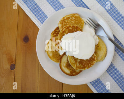 Pfannkuchen mit Sauerrahm-Draufsicht Stockfoto