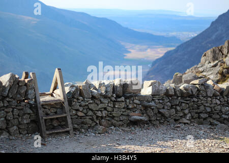 Stil über Steinmauer in Snowdonia, Wales, UK Stockfoto