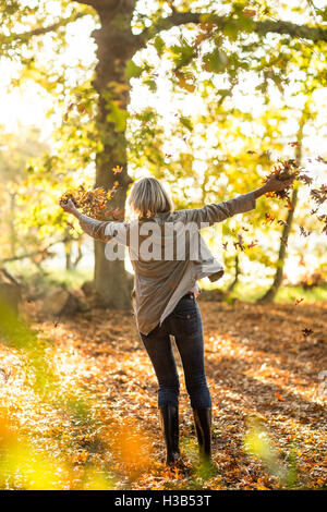 Frau Herbst Blätter im Wald Stockfoto