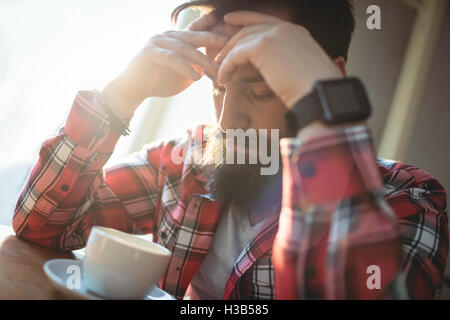 Nahaufnahme von verärgert Hipster im café Stockfoto