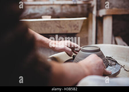 Bild der Handwerker machen keramischen Behälter beschnitten Stockfoto