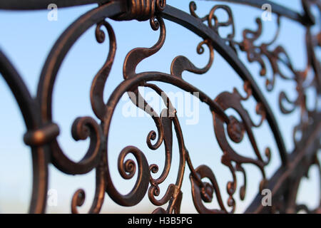 Metall geschmiedet Zaun gegen den Himmel-Nahaufnahme Stockfoto