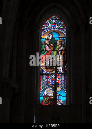 Glasfenster in der Basilika Saint-Seurin in Bordeaux Stockfoto