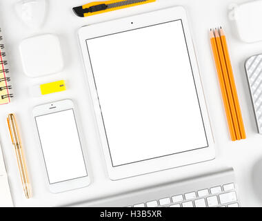 Ansprechende Design: Tastatur, Tablet und Smartphone auf weißen Tisch Stockfoto