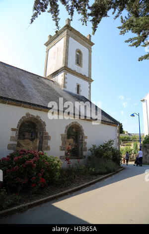 Eglise Saint Michel aus Rue Beg Moussir, Ile Aux Moines, Morbihan, Bretagne, Frankreich Stockfoto