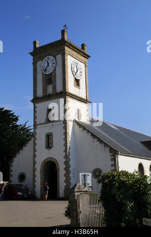 Eglise Saint Michel aus Rue de Eglise Ile Aux Moines, Morbihan, Bretagne, Frankreich Stockfoto