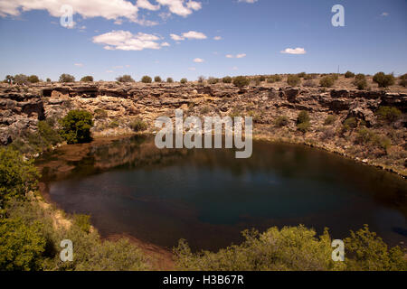 Wohnräume in Montezuma Well.  Inmitten der Klippen rund um den See von frischem Trinkwasser, daher der name Stockfoto