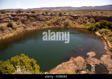 Wohnräume in Montezuma Well.  Inmitten der Klippen rund um den See von frischem Trinkwasser, daher der name Stockfoto