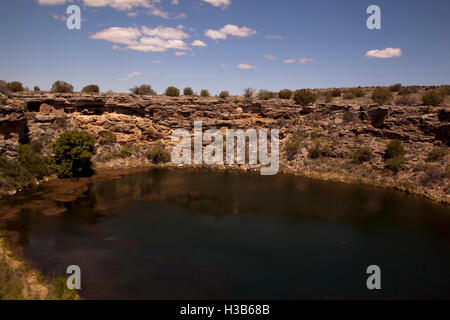 Wohnräume in Montezuma Well.  Inmitten der Klippen rund um den See von frischem Trinkwasser, daher der name Stockfoto