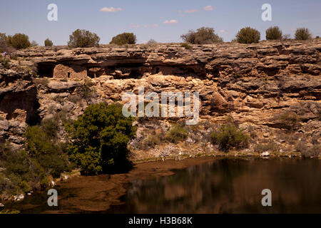 Wohnräume in Montezuma Well.  Inmitten der Klippen rund um den See von frischem Trinkwasser, daher der name Stockfoto