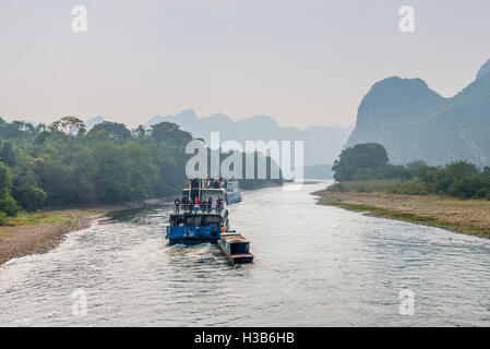 Eine touristische Schiffe voller Touristen reisen die herrliche Panoramastraße entlang dem Li-Fluss Stockfoto