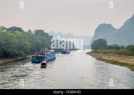 Eine touristische Schiffe voller Touristen reisen die herrliche Panoramastraße entlang dem Li-Fluss Stockfoto