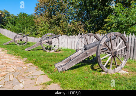 Alte Kosaken-Kanonen mit Holzrädern sind noch im Einsatz in der alten hölzernen Zitadelle in Baturin, Ukraine Stockfoto