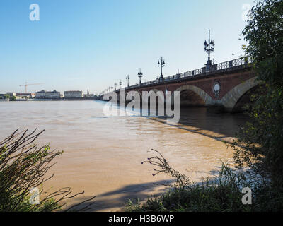Pont de Pierre (Peter Brücke) über den Fluss Garonne in Bordeaux Stockfoto