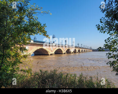 Pont de Pierre (Peter Brücke) über den Fluss Garonne in Bordeaux Stockfoto