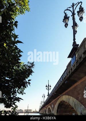 Pont de Pierre (Peter Brücke) über den Fluss Garonne in Bordeaux Stockfoto