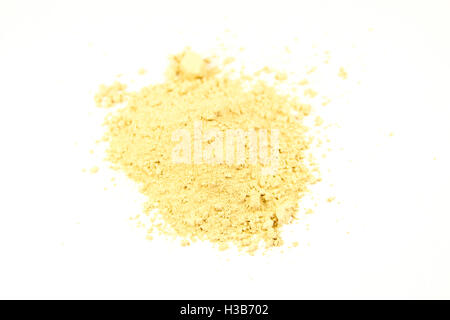 Nahaufnahme eines kleinen Teils des grünen Boden Pigment isoliert auf weiß Stockfoto