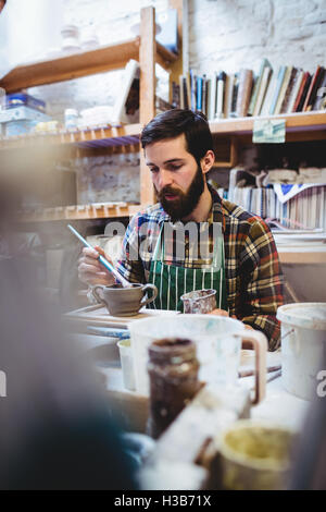 Potter arbeiten konzentriert Stockfoto