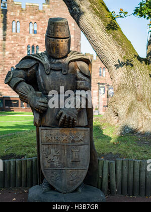 Hölzerne Ritter auf dem Gelände des Peckforton Castle Stockfoto