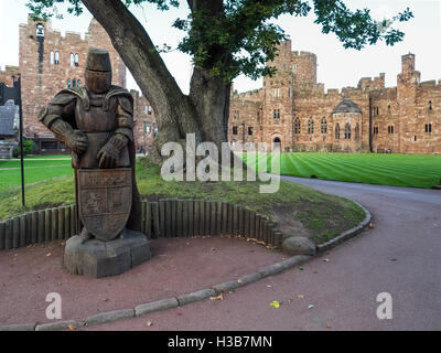 Hölzerne Ritter auf dem Gelände des Peckforton Castle Stockfoto