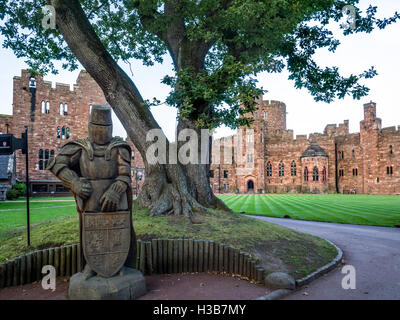 Hölzerne Ritter auf dem Gelände des Peckforton Castle Stockfoto