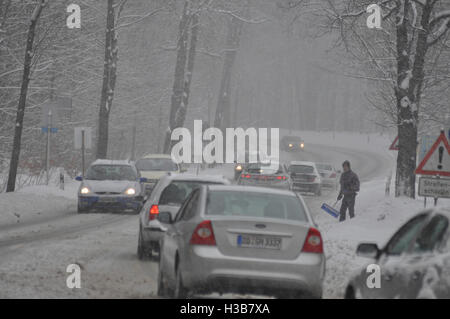 Dresden: Straße mit Autos in Schneefall, Sachsen, Sachsen, Deutschland Stockfoto