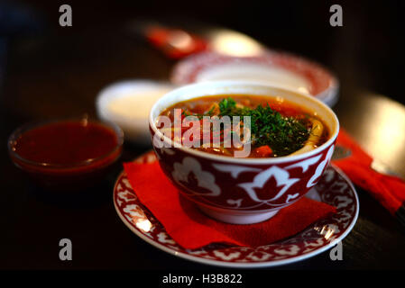 Usbekische Lagman mit Fleisch in einem Steingut-cup Stockfoto