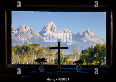 Teton Kreuz Altar Fenster in der bischöflichen Kapelle der Verklärung, Grand-Teton-Nationalpark, Wyoming, USA. Stockfoto