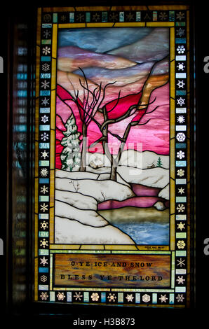 Glasfenster in der bischöflichen Kapelle der Verklärung, Grand-Teton-Nationalpark, Wyoming, USA. Stockfoto