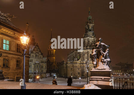 Dresden: Blick von der Brühlschen Terrasse am Schloss und Kathedrale (Hofkirche) im Schnee, Sachsen, Sachsen, Deutschland Stockfoto