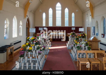 Blumen in der Kapelle des Gedenkens in Acklam Friedhof Middlesbrough Stockfoto