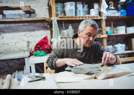 Konzentriert Mann arbeitet in Werkstatt Stockfoto