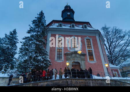 Dresden: Menschen stehen Schlange, um Weihnachtsgottesdienst in der Kirche Loschwitz, Sachsen, Sachsen, Deutschland Stockfoto