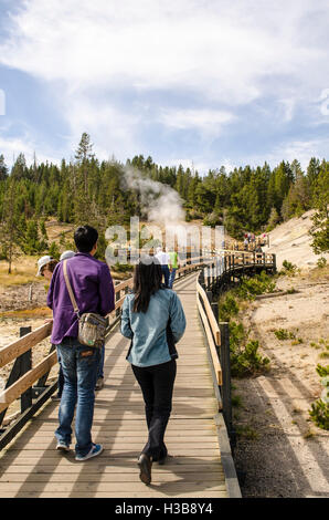 Besucher am Boardwalk Mud Volcano Anzeigebereich, Yellowstone-Nationalpark, Wyoming, USA. Stockfoto