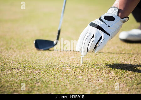 Nahaufnahme von Hand posiert einen Golfball Stockfoto