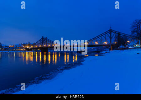 Dresden: Brücke über die Elbe in Loschwitz im Schnee, "blaues Wunder", Sachsen, Sachsen, Deutschland Stockfoto