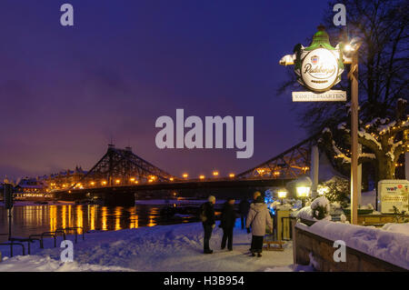 Dresden: Brücke "Blaues Wunder" über die Elbe in Loschwitz im Schnee, Restaurant Körnergarten, Sachsen, Sachsen, Deutschland Stockfoto