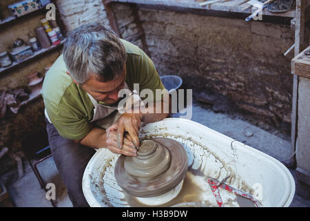 Konzentrierter Form gießen Handwerker Stockfoto