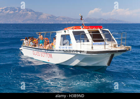 Zakynthos, Griechenland - 20. August 2016: Weiße Sportboot mit Touristen geht auf Meerwasser in Sommertag Stockfoto