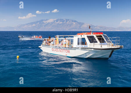 Zakynthos, Griechenland - 20. August 2016: Sportboot mit Touristen geht auf Meerwasser in Sommertag Stockfoto