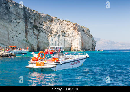 Zakynthos, Griechenland - 20. August 2016: Weiße Vergnügen Motorboot schwimmt auf Wasser in der Nähe von felsigen Küste im Sommertag Stockfoto