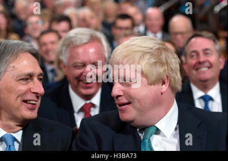 Außenminister Boris Johnson Gespräche mit Bundeskanzler Philip Hammond, bevor Ministerpräsident Theresa May ihrer Keynote-Rede am vierten Tag der konservativen Partei-Konferenz im ICC in Birmingham gab. Stockfoto