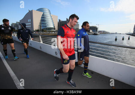 Peter O'Mahony von Munster (links) und Isa Nacewa von Leinster bei den European Rugby Champions Cup/Challenge Cup-Turnieren der Pro 12 Clubs im Dublin Convention Center, Irland. DRÜCKEN SIE VERBANDSFOTO. Bilddatum: Mittwoch, 5. Oktober 2016. Das Foto sollte lauten: Brian Lawless/PA Wire. Stockfoto