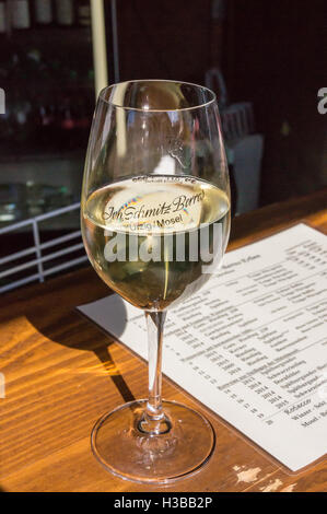 Ein Glas Riesling weiße Wein von C.H. Berres, Ürzig, Moseltal, Rheinland-Pfalz, Deutschland Stockfoto