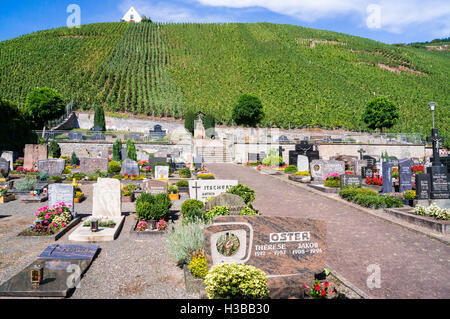 Ürzig Friedhof unter Ürziger Würzgarten Weinberg, Mosel River, Rheinland-Pfalz, Deutschland Stockfoto