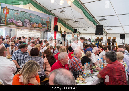 Riesling Weinprobe, Graach, Mosel River, Rheinland-Pfalz, Deutschland Stockfoto